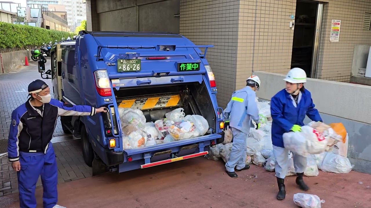 shinmaywa rear loader eating bags!