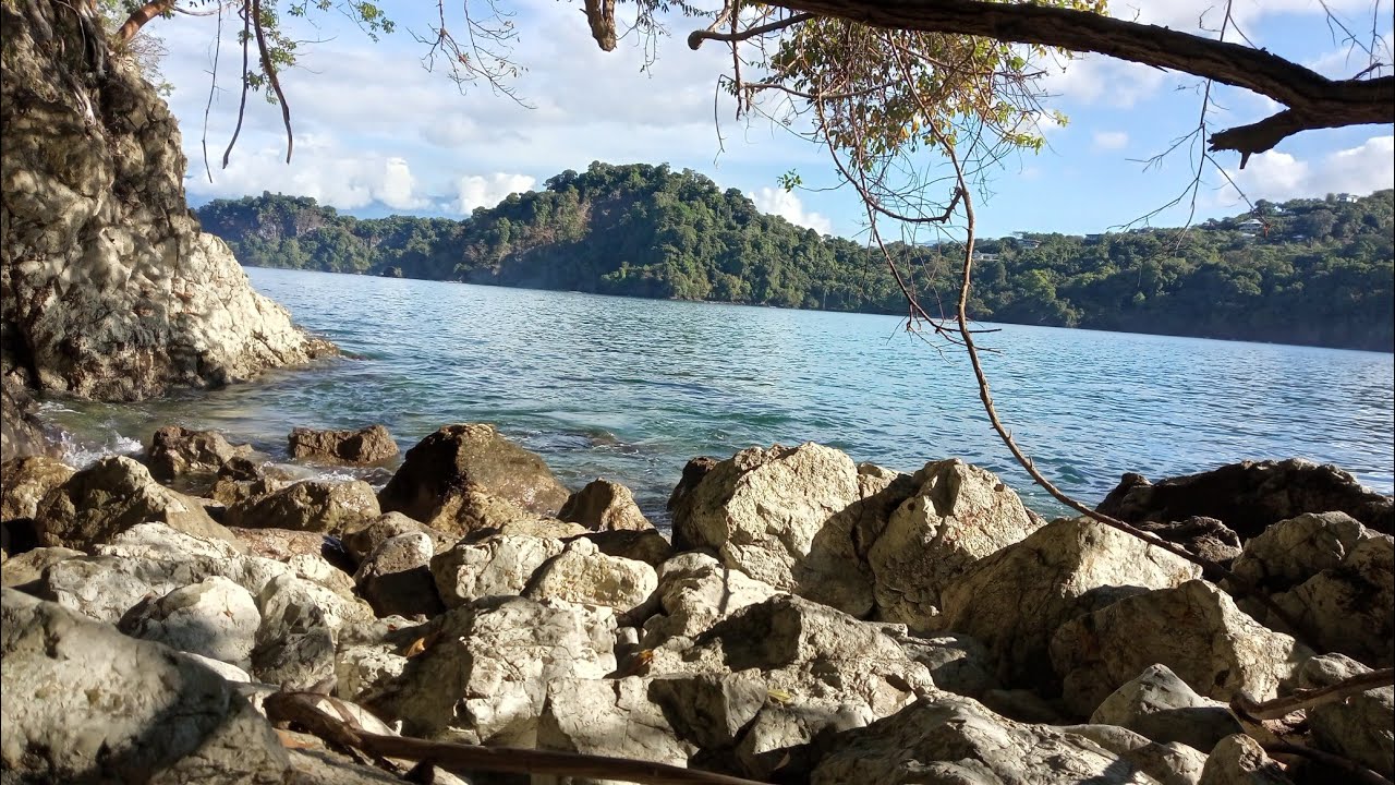 Buscando rocas fósiles y minerales en una hermosa playa en Quepos Costa Rica