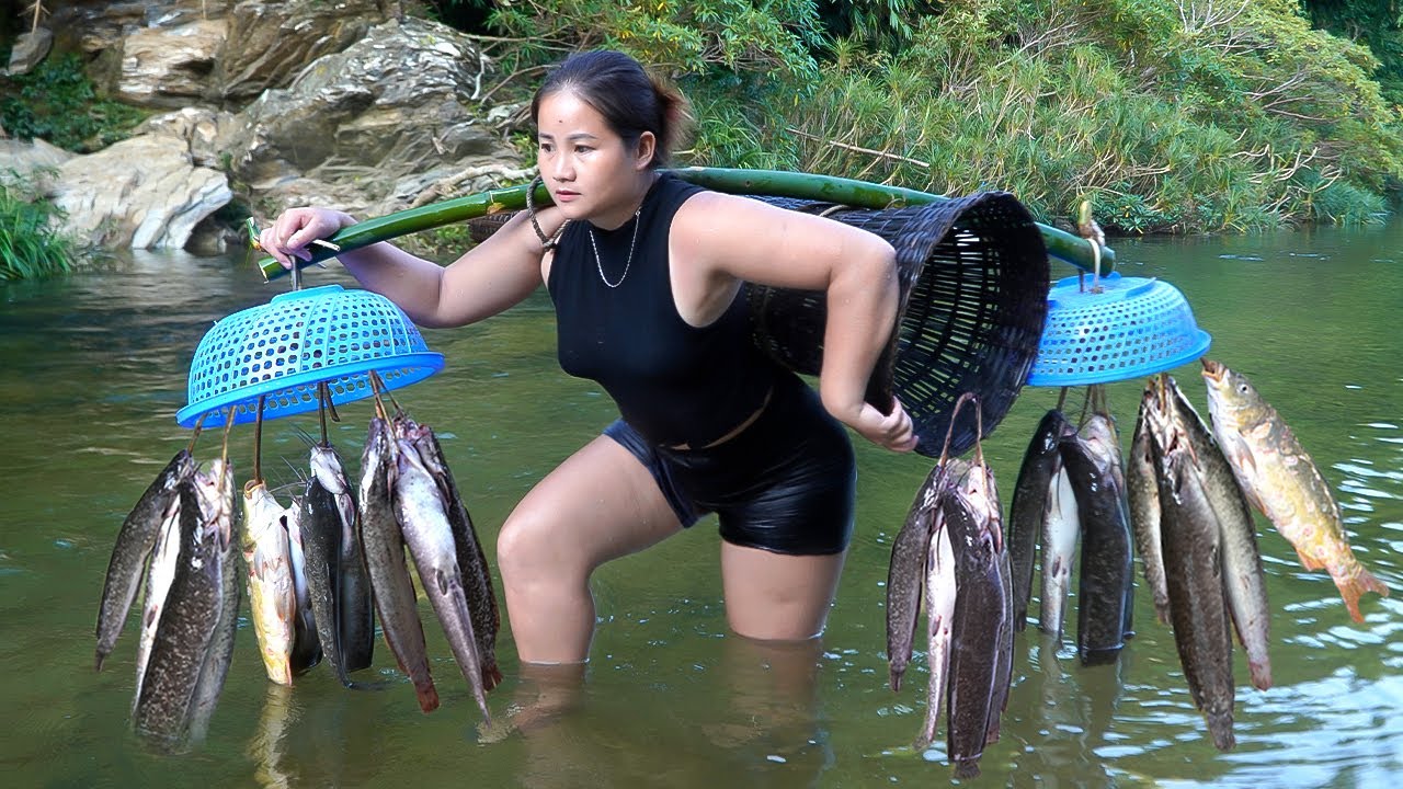 Full video 35 days on the stream, girl turns old plastic basket and tree branches into fishing tools