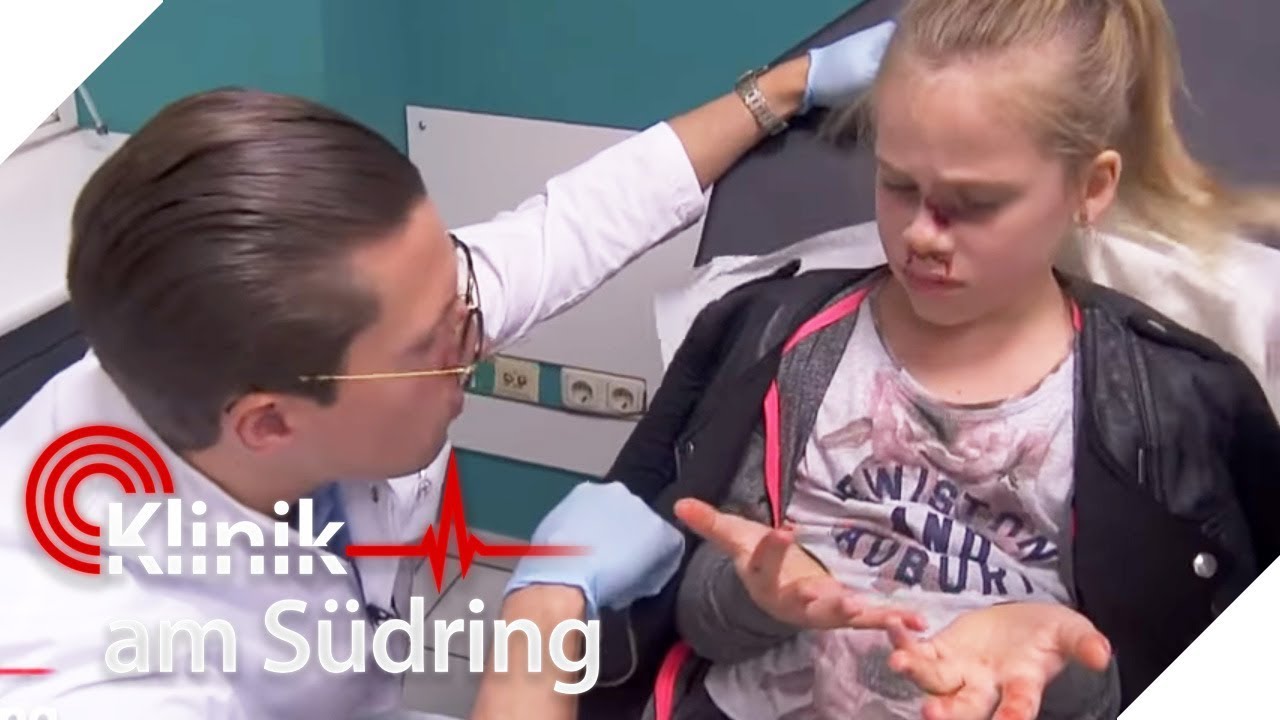 Lea (10) will Lehrer retten und läuft vor Scheibe! | #FreddyFreitag | Klinik am Südring | SAT.1 TV