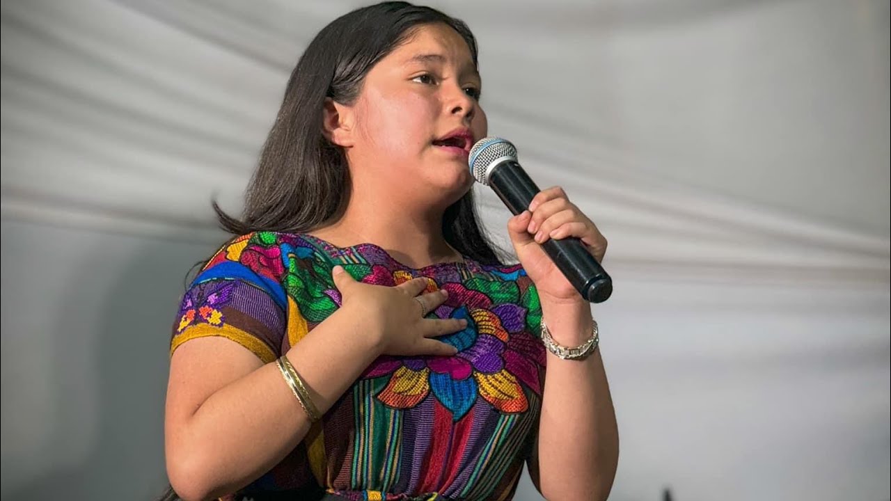 Solista ￼ Debora Cetino hija del pastor César cetino