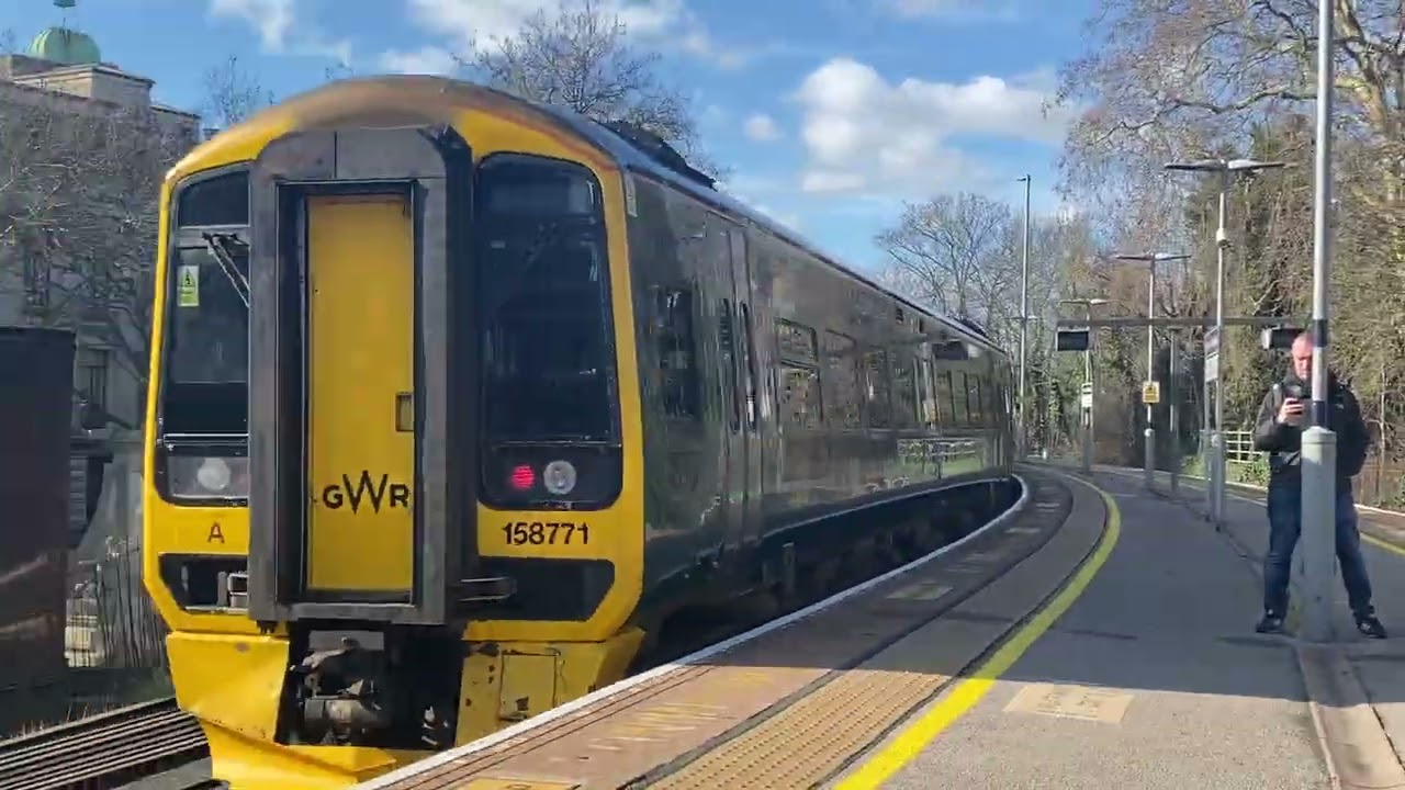 Class 158/9 GWR train leaving Portsmouth and Southsea 