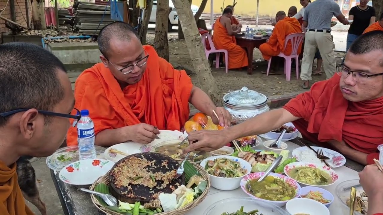 លោកគ្រូចៅអធិការវត្តអូរដាស្រុកកំរៀង និងពុទ្ធបរិស័ទប្រគេនចង្ហាន់ព្រះសង្ឃចុះចែកទានដល់កងទ័ពជួរមុខ។
