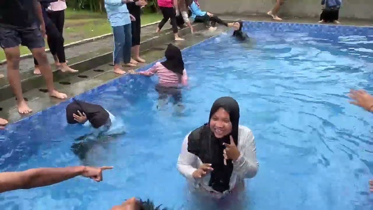 nyari koin di kolam 