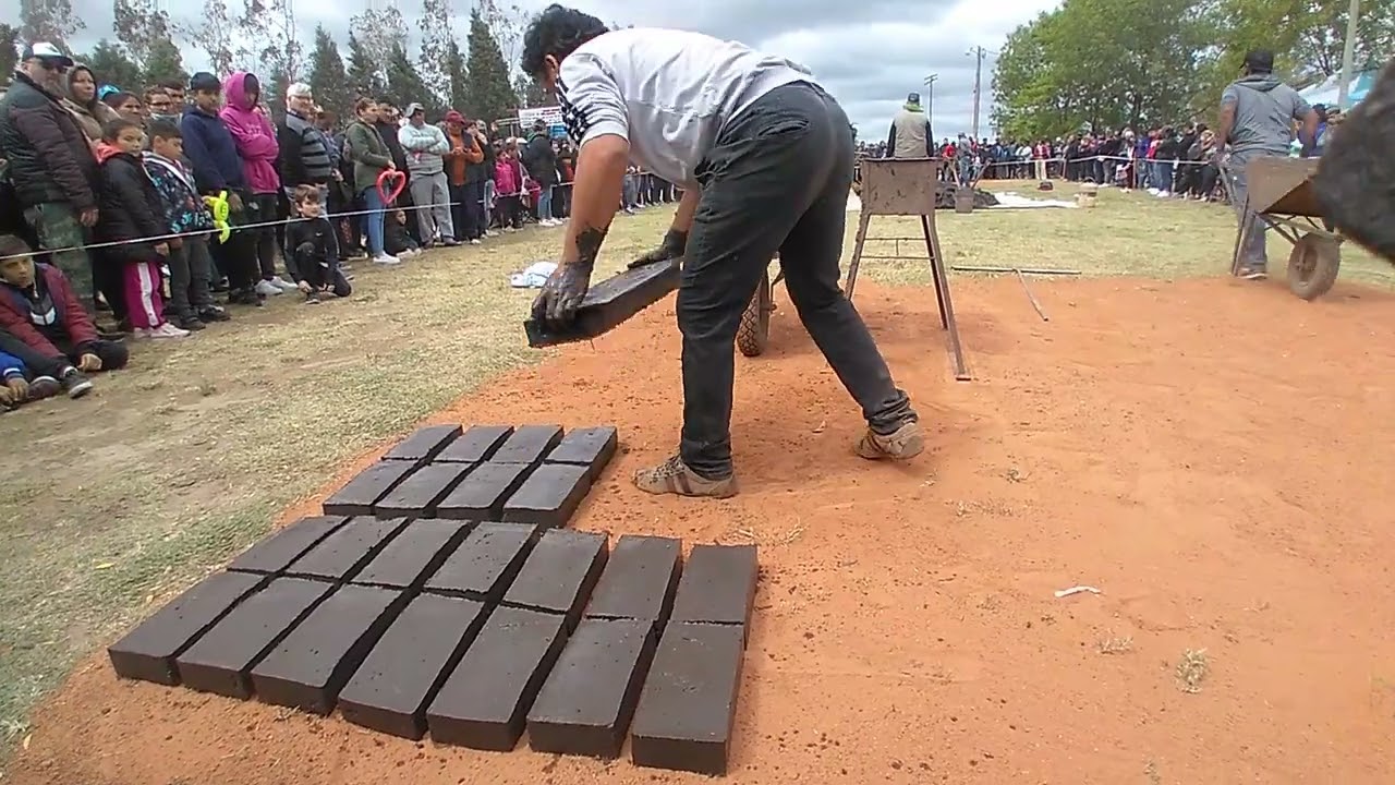Demostracion como se hacen los ladrillos.Fiesta del Hornero 2022.