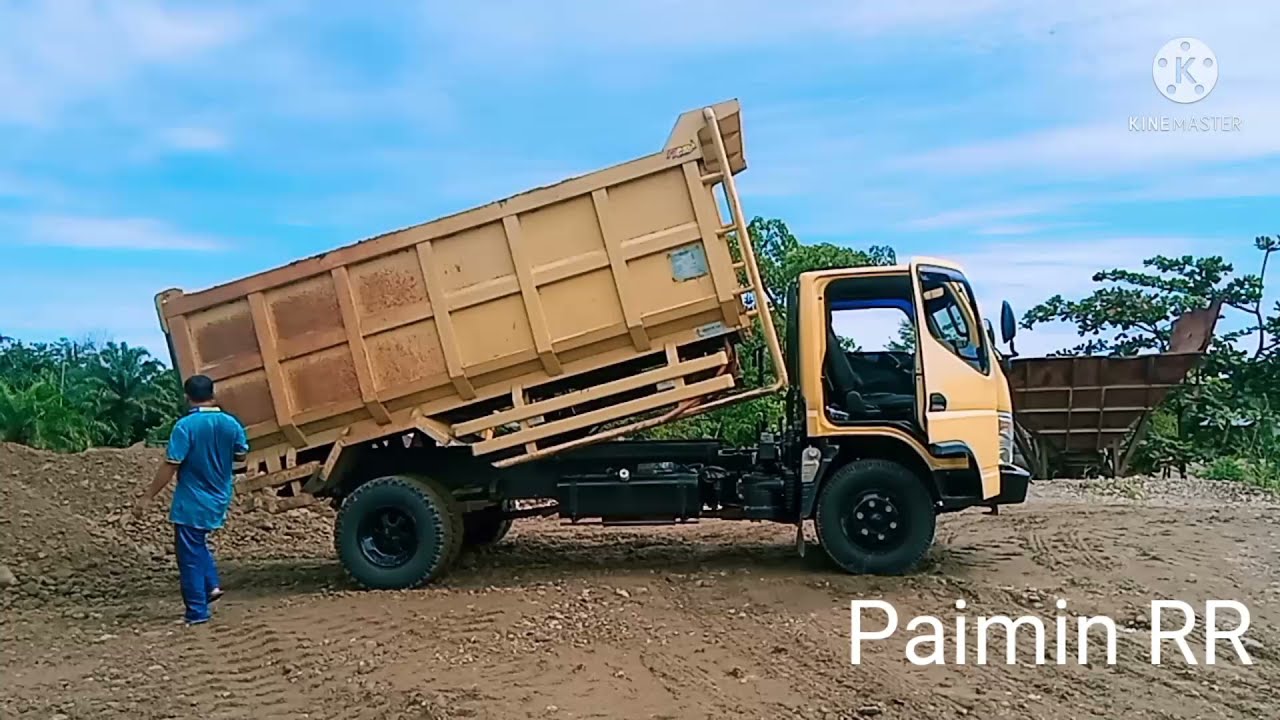 Komatsu wheel loader WA350 muat batu krikil kemobil CANTER lansir ke tumpukan kulbin
