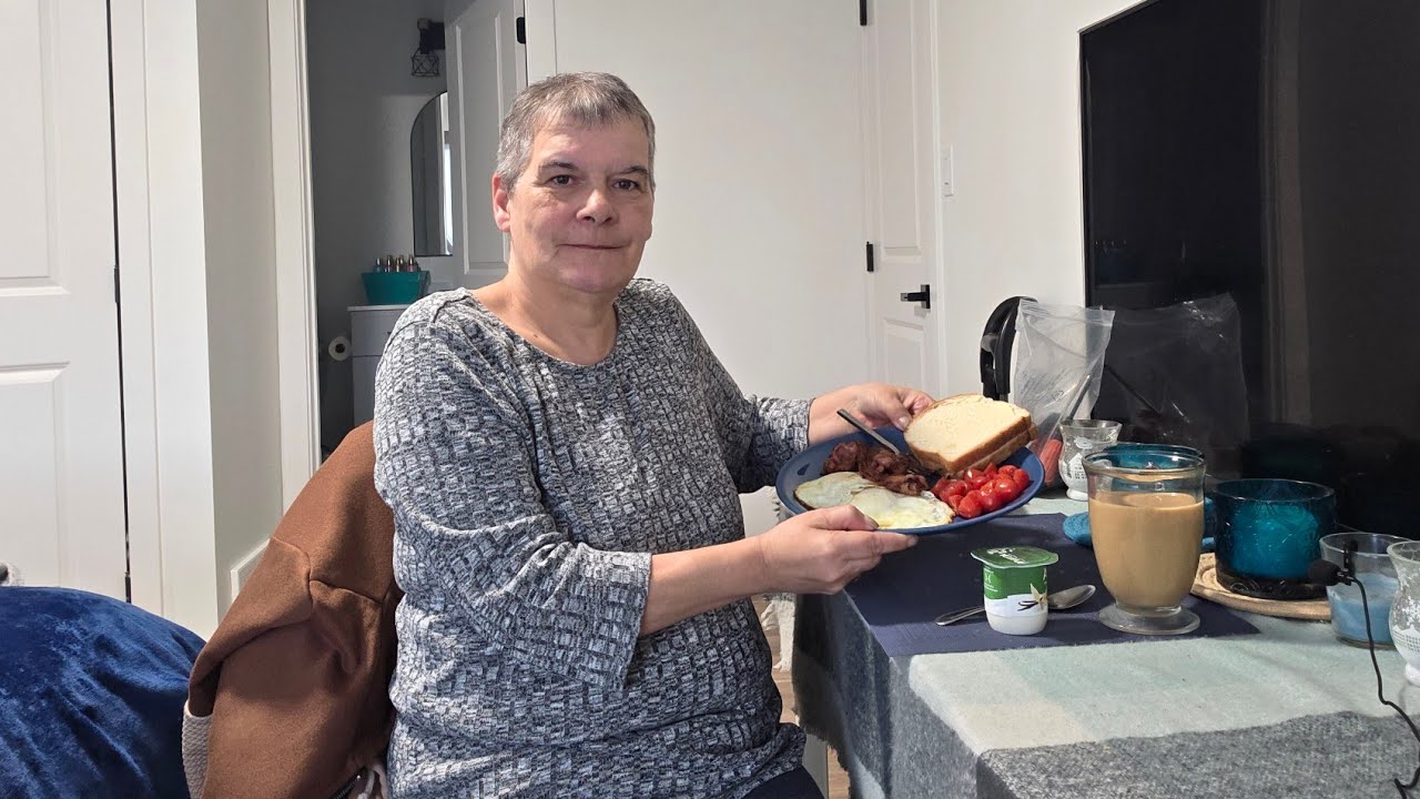 Утренняя беседа с яйцами, беконом, хлебом, помидорами, йогуртом и кофе.
