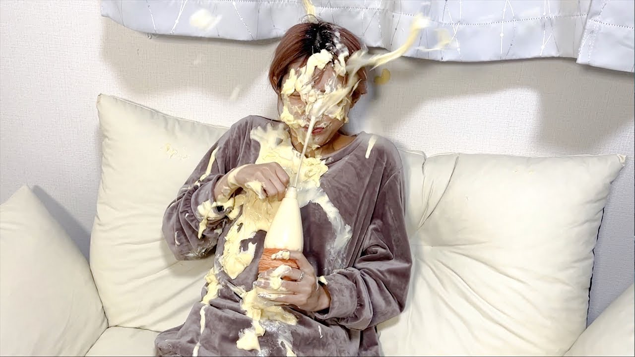 寝起きの女子の顔面にマヨネーズドッキリww