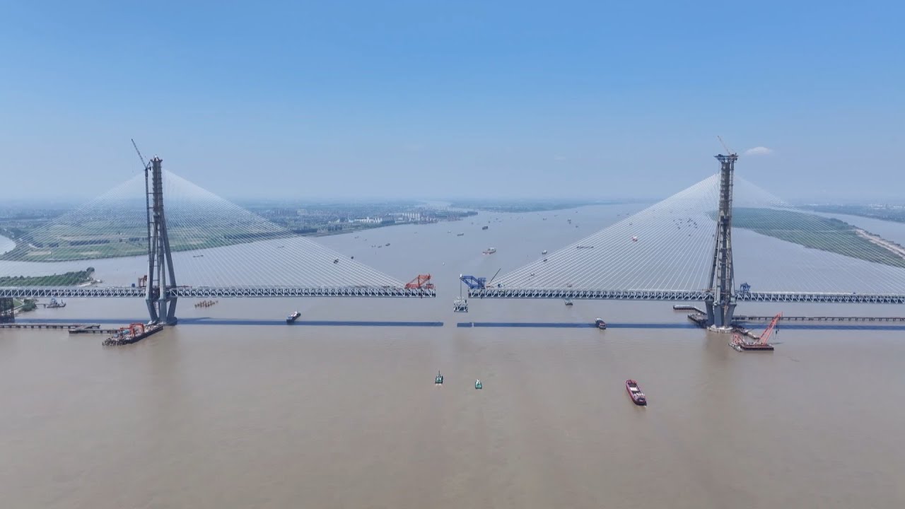 Construction of Changtai Yangtze River Bridge in progress