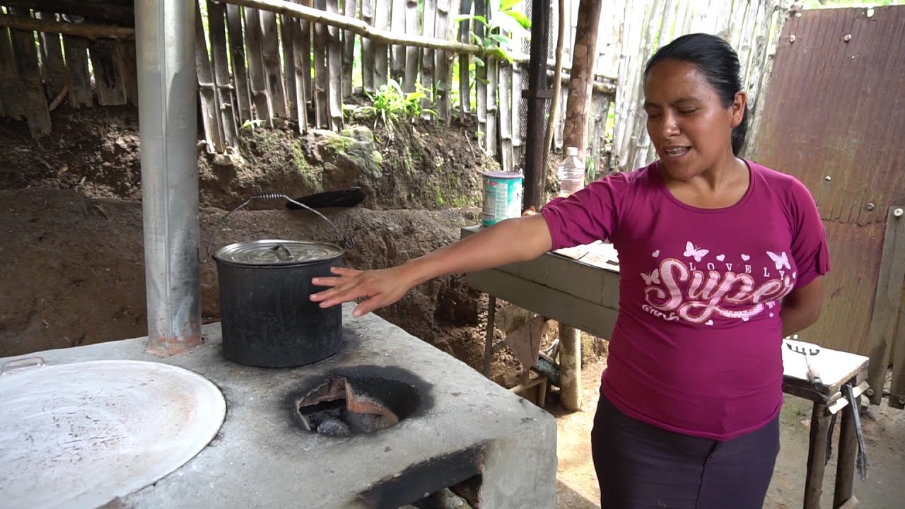 Beneficiarias de estufas ahorradoras de leña en Candelaria Loxicha