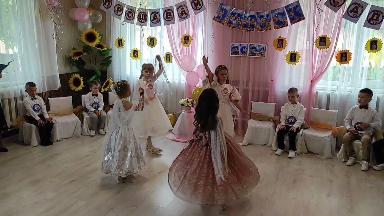 Танок дівчаток на випускний в садочку