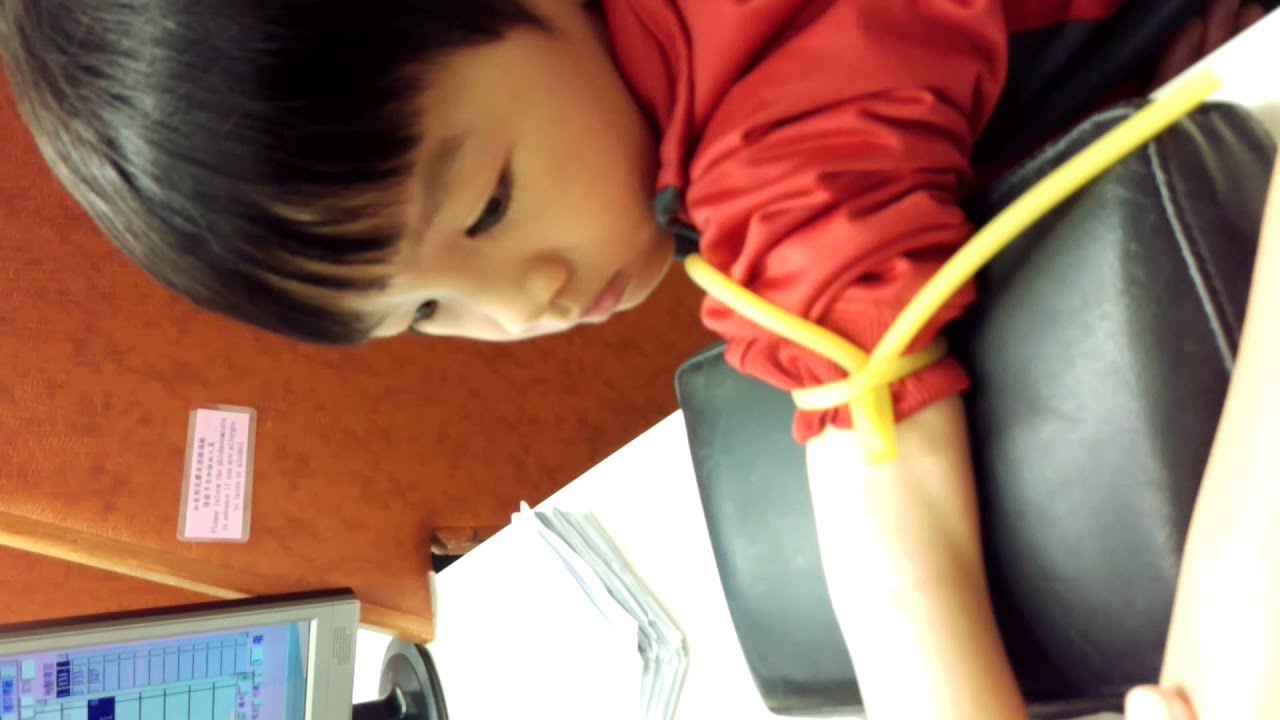 小熊熊 滿三歲後第一次抽血哎哎叫