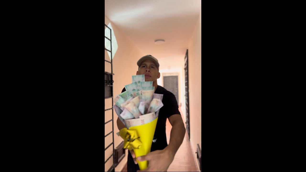 LUCHO LE LLEVA UN RAMO A DANIELA / OMI CAMACHO