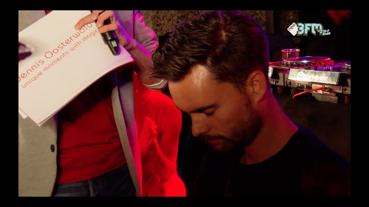 Dennis Oosterwold hypnotiseert 3FM-DJ Domien Verschuuren