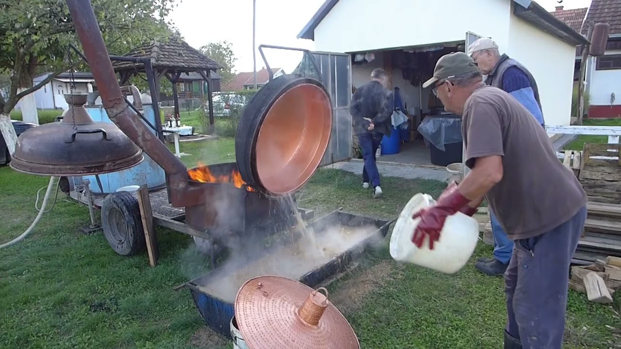 Pečenje rakije od kruške  -  Pečenje praseta