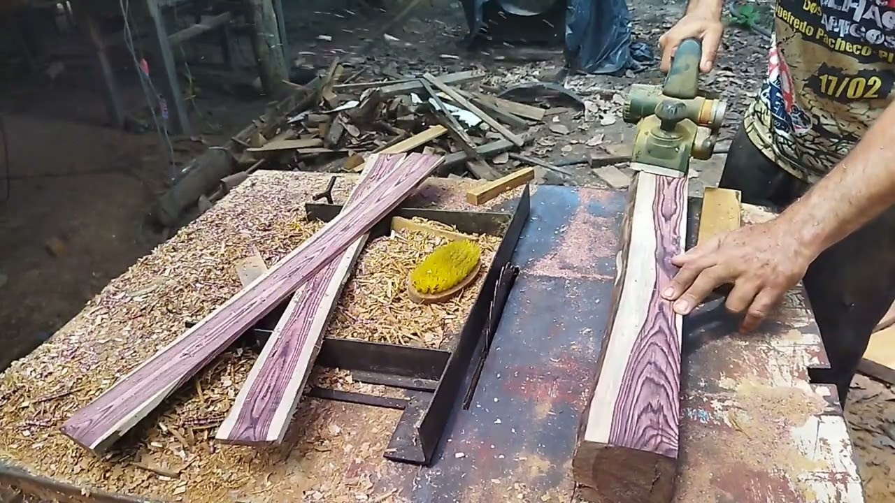 A MADEIRA MAIS BONITA DO BRASIL. Fatiando Madeira Jacarandá Violeta para fazer Gaiolas.