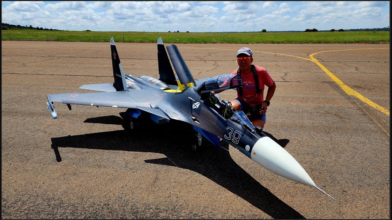 Giant Sukhoi SU-30 at Swartkop AFB, hear the sound, flown by Waiman Chan (4K)