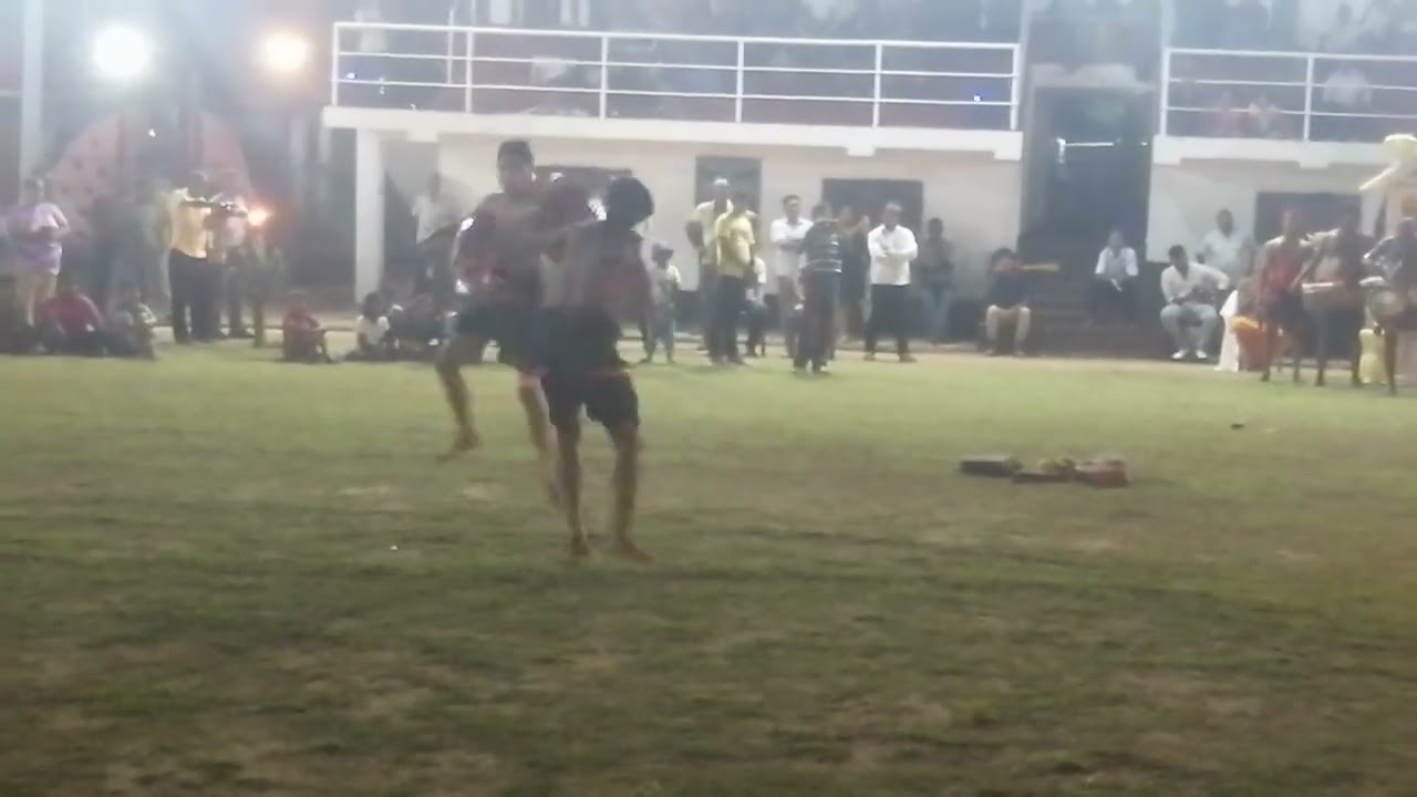 A chance for an exciting sword fight in the traditional martial art of Sri Lanka. 
