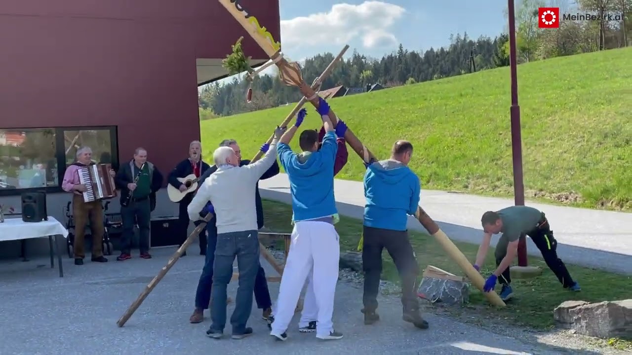 Maibaum aufstellen beim Compass in Stallhofen