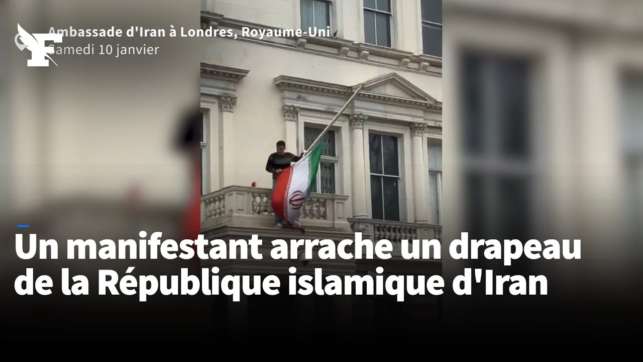 Un manifestant retire le drapeau de la R&eacute;publique islamique d'Iran de l'ambassade de Londres
