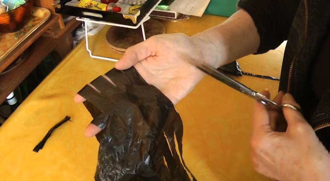 Couper 1 sac plastique en 1 fil continu.