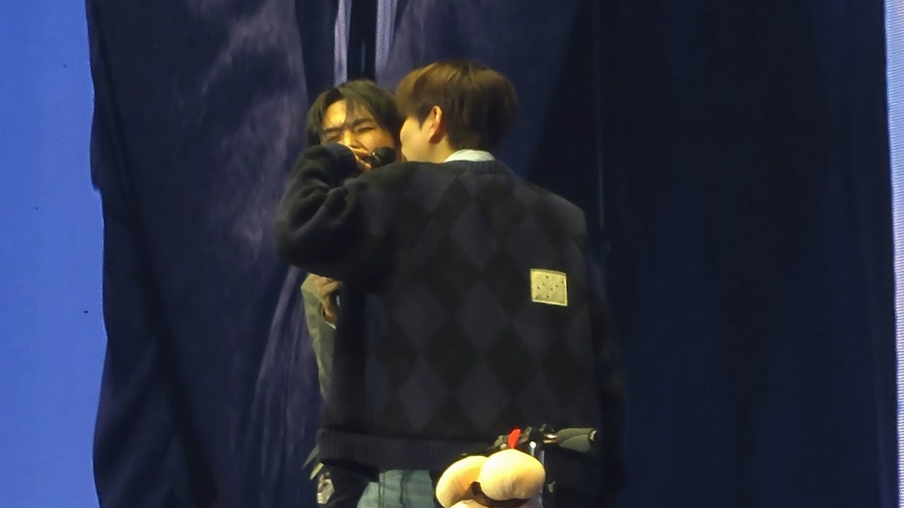 Stray Kids - Game + 2Min ( Lee Know Seungmin Kiss 😅)  - Stay in our little house Fanmeeting D1 0328