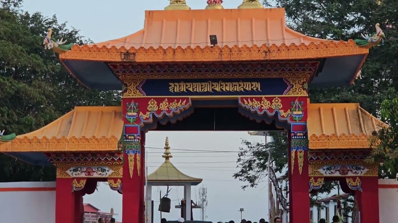 दलाई लामा जी की उपस्थिति में मठ परिक्रमा पुण्य और शांति का संगम शरीर से ज्यादा मन की यात्रा करे।