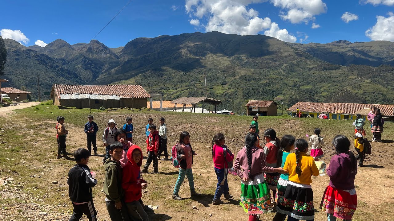Llegamos a Un Colegio Rural y nos Falto más Regalos 🎁