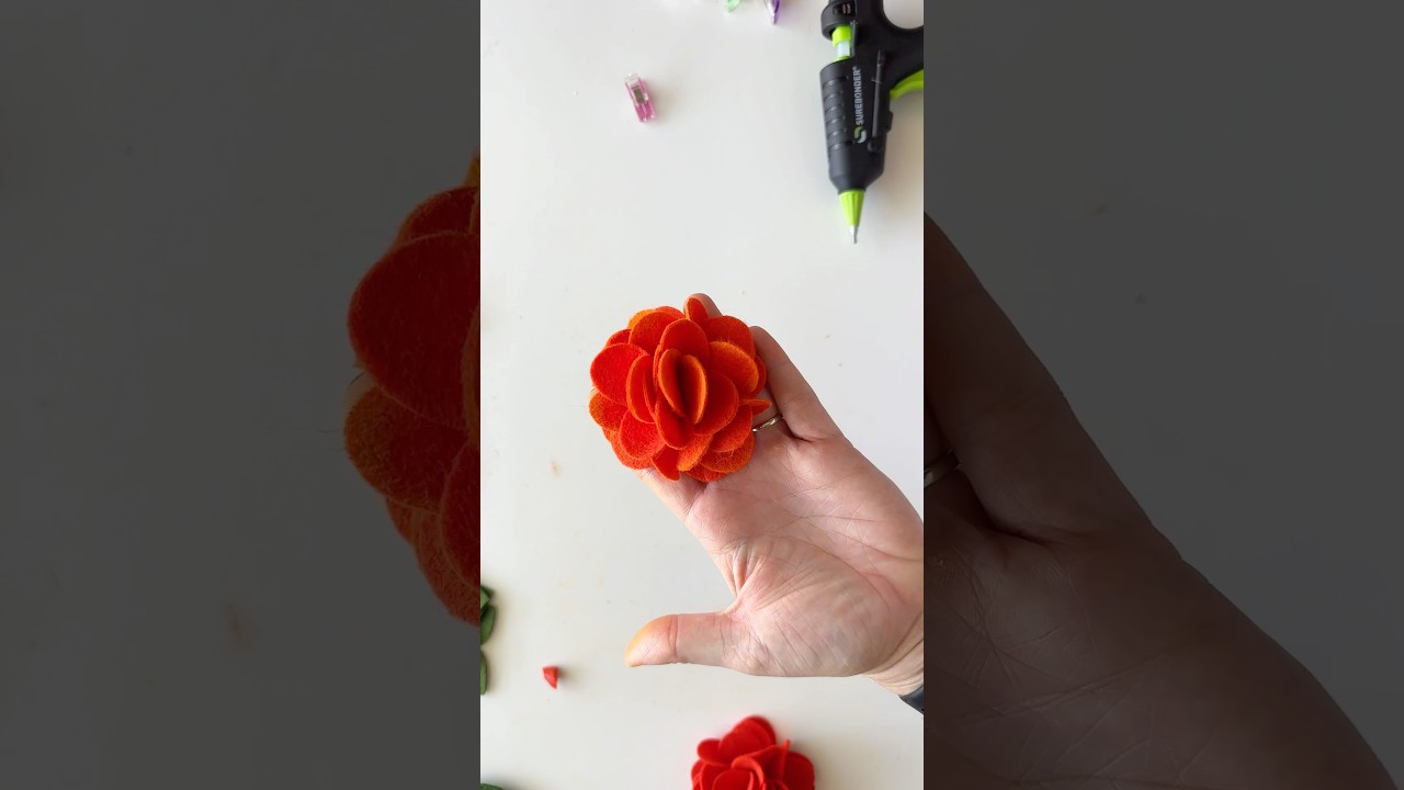 Free pattern for a felt marigold flower #feltflower #diy #feltcrafting #marigold