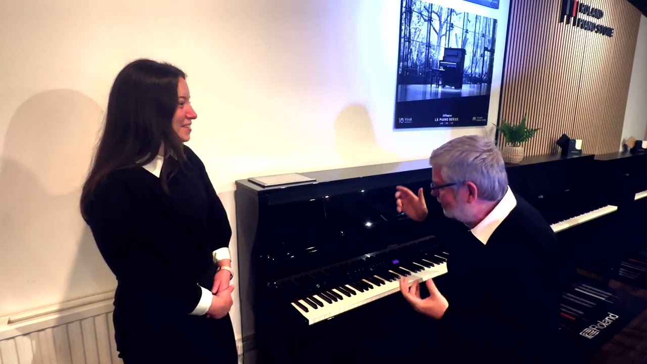 Hannah i Richard przyglądają się bliżej cyfrowemu pianinu Roland LX9 | Rimmers Music