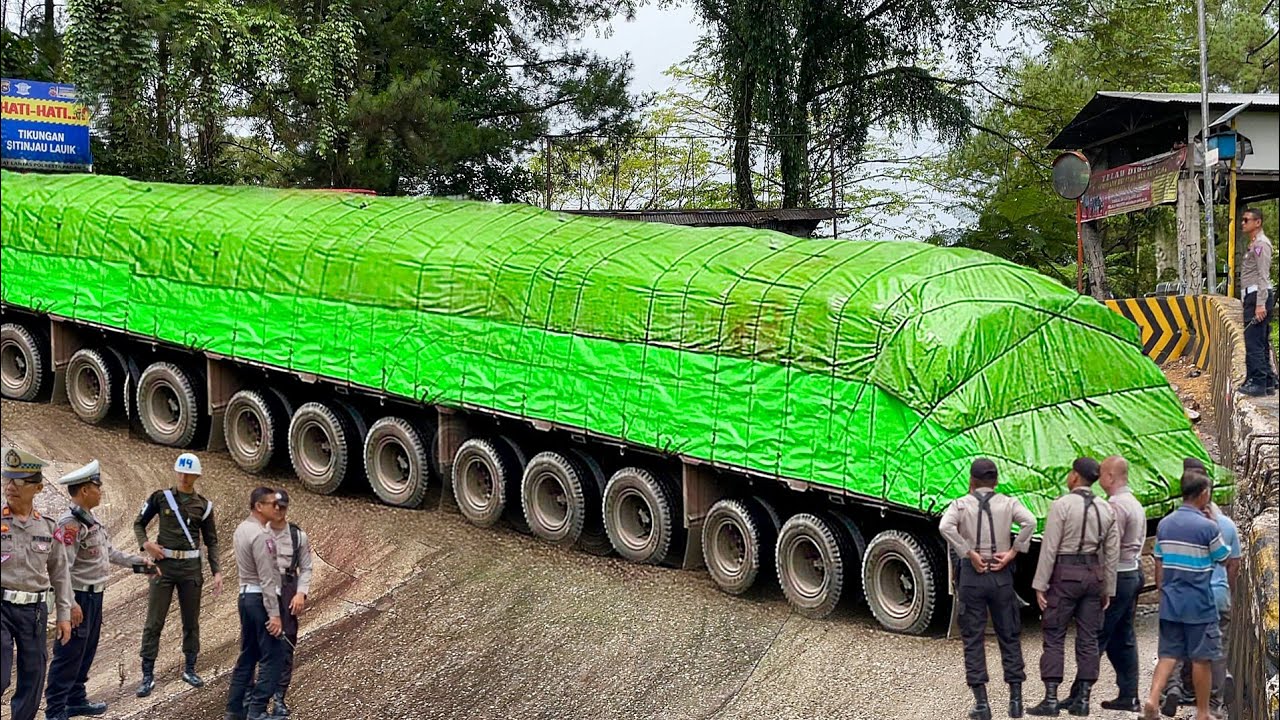 BIKIN KERINGAT DINGIN !!! Sopir Kelelahan Mengendalikan Truk Super Panjang Melintasi Tikungan Basah