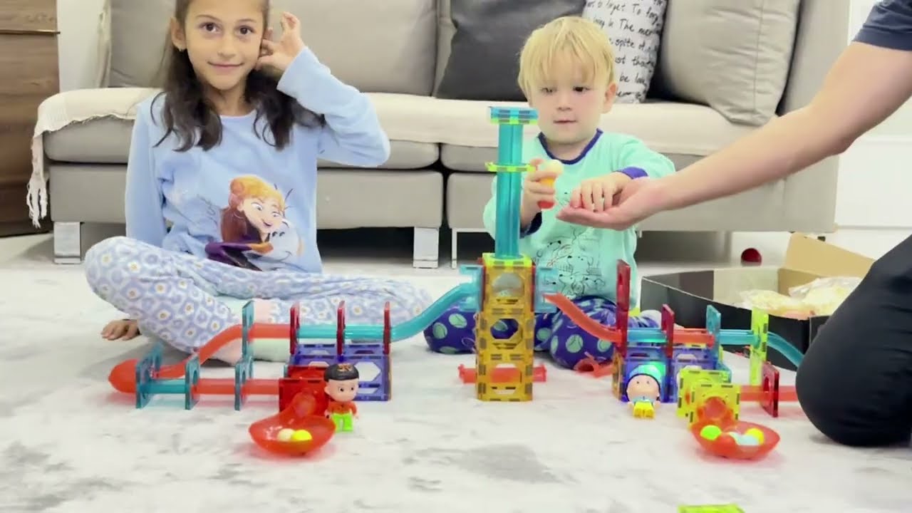 Manyetik Blok! Kim Daha Fazla Top Topladı Emre vs Elif Magnetic Marble Run Duel with Glowing Balls