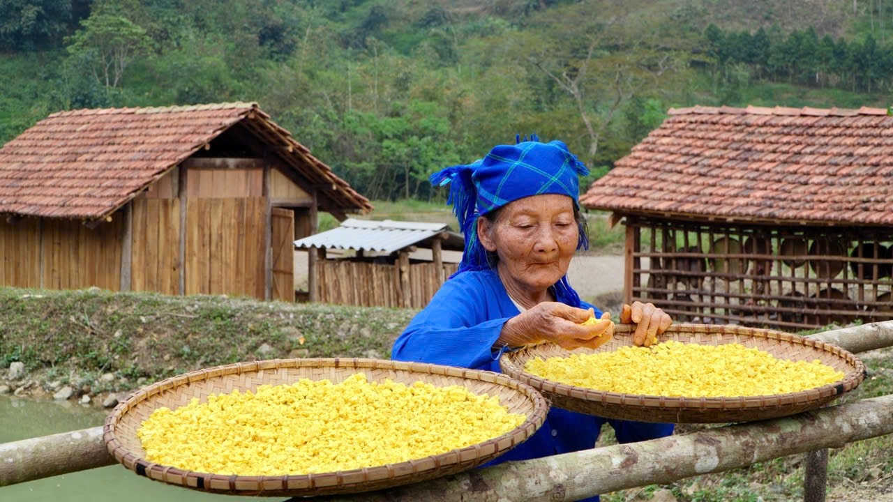 Trinh Ho, a young chef, was taught by her old lady how to cook dishes with traditional ingredients.