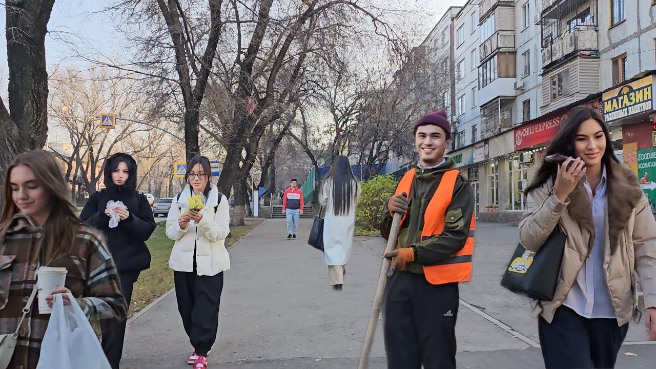 Алматы - пешком по Навои (Вишневского) вверх от Торайгырова (ранее Фрунзе) до Аль-Фараби