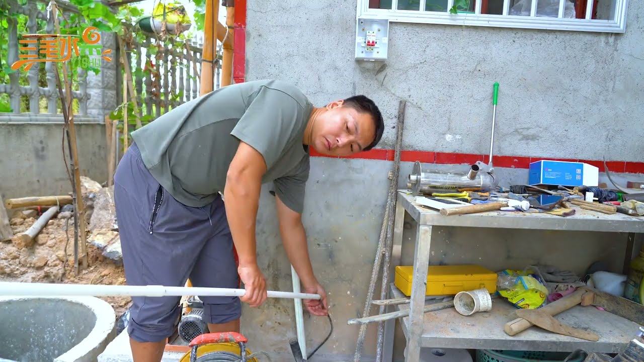 中国小伙人工挖井，预制水泥沉井，这活干的漂亮！