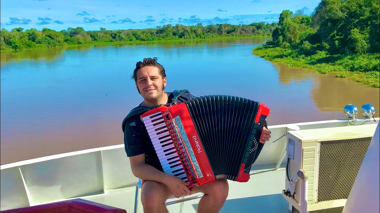 Bruno Scandalli tocando na chalana no Pantanal