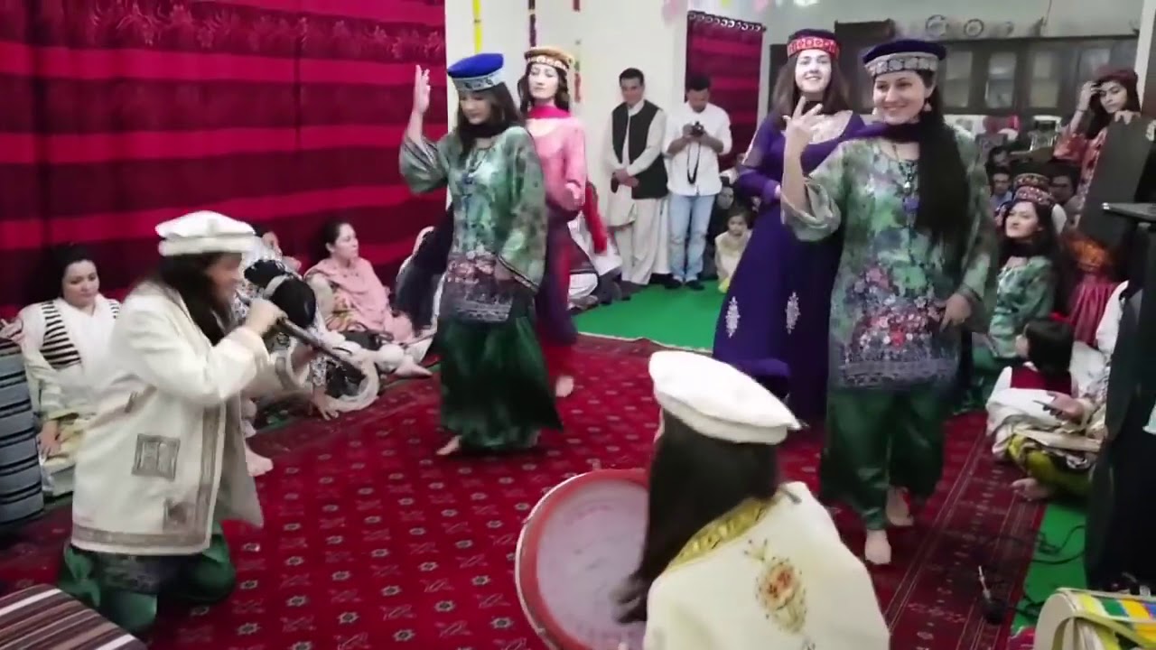 GB Hunza girls dancing