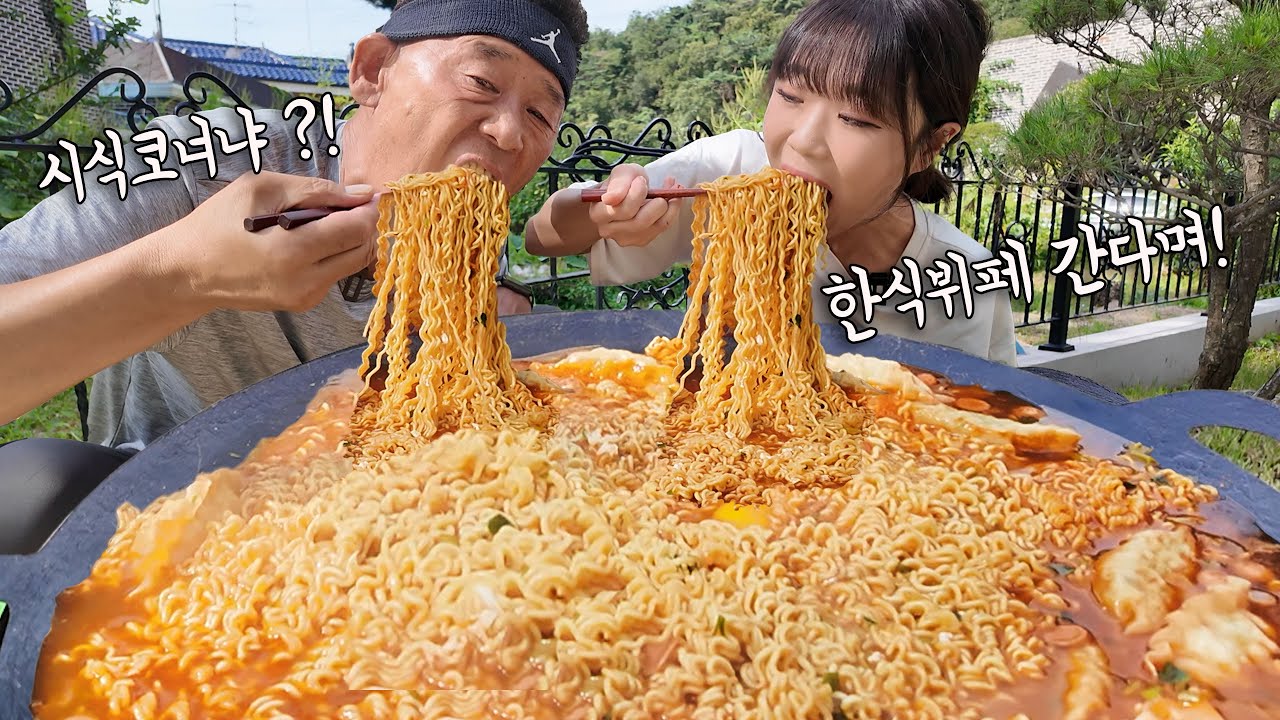 “라면 10개.. 시식코너냐??!!🤨” “아빠 뭐 먹으러 간다메🤣” 둘 다 점심약속이 있어 진짜 간단히 라면 10개에 만두 조금 먹었습니다 ㅋㅋㅋ 만리 만빠 라면