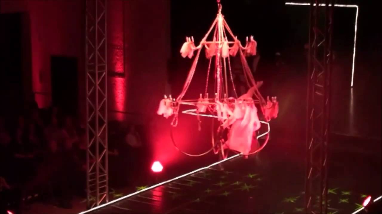 SLIKK Showacts - Flying Chandelier Luftartistik