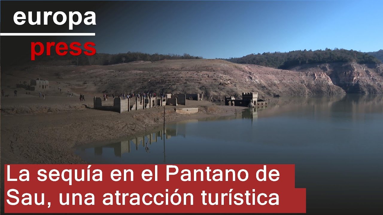 Los estragos de la sequía en el Pantano de Sau convertidos en atracción turística