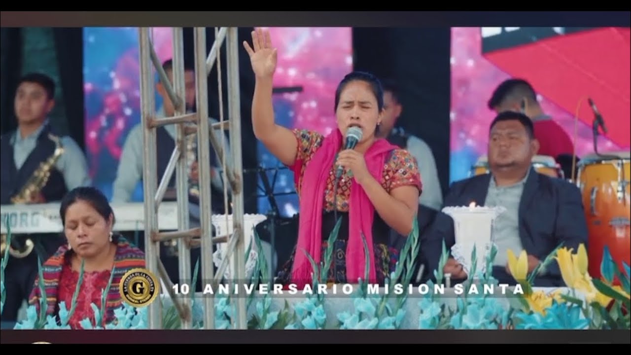 Pascuala Tulul cantando en el Aniversario 10 de Misión Santa