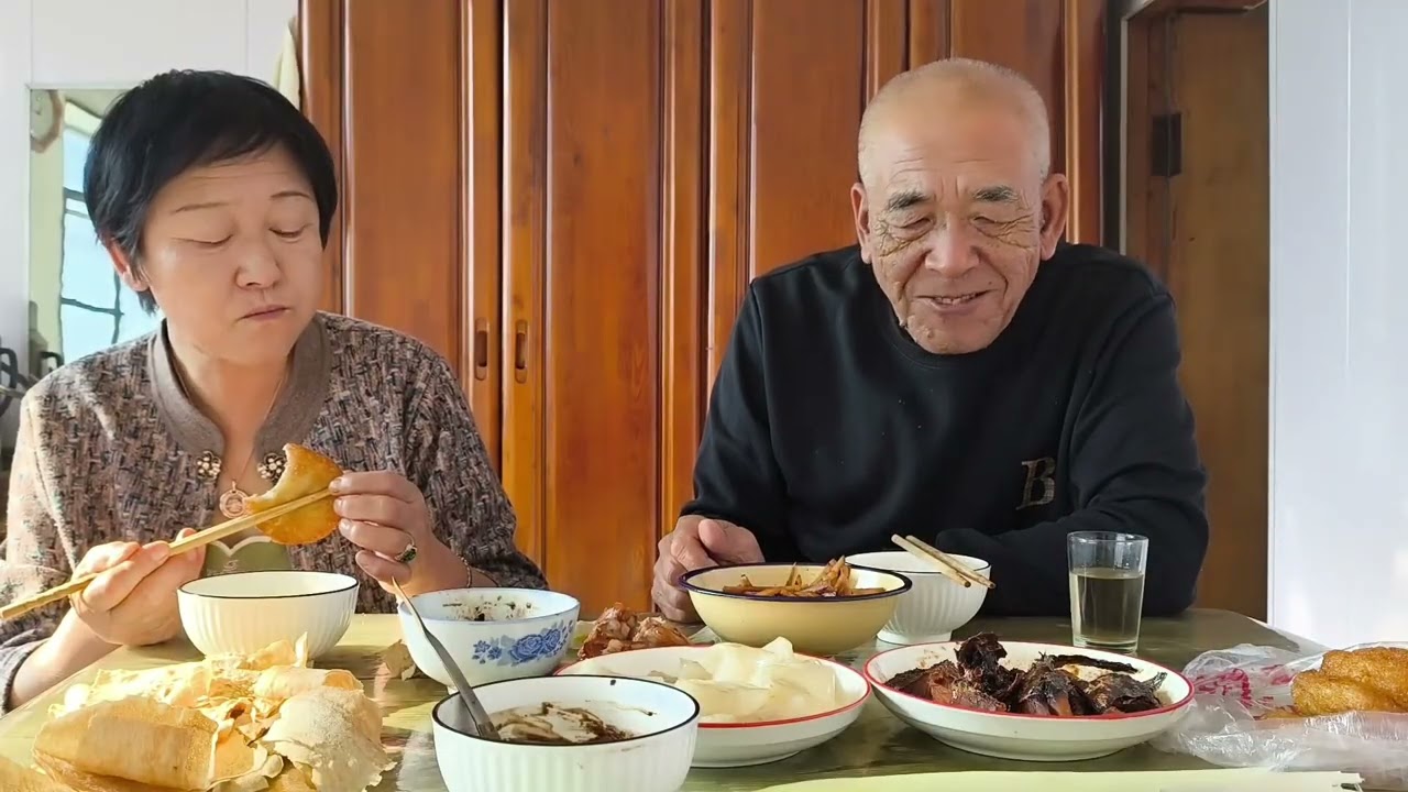 集上的人不多，商品价格可以，午餐吃点剩饭剩菜，喝一杯白酒挺好。