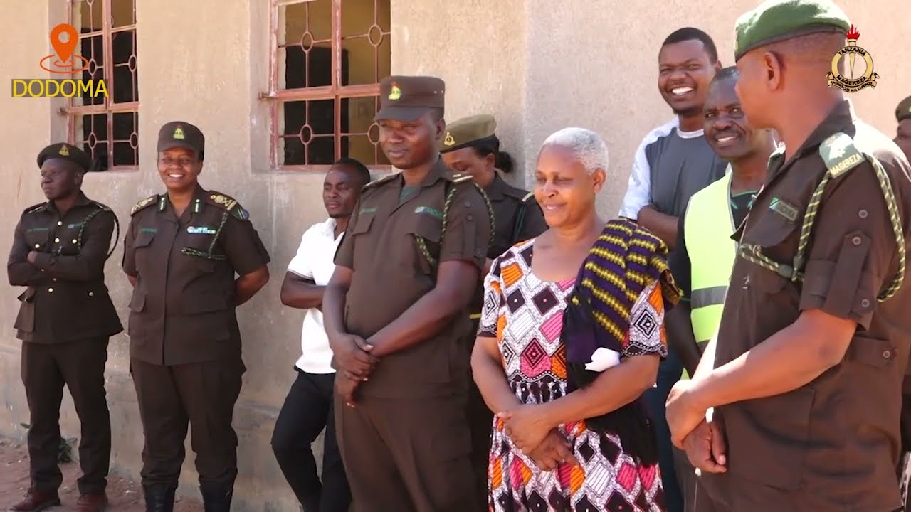 JESHI LA MAGEREZA LATIMIZA AHADI YA VIFAA MBALIMBALI KATIKA SHULE YA SEKONDARI CHIKOLE
