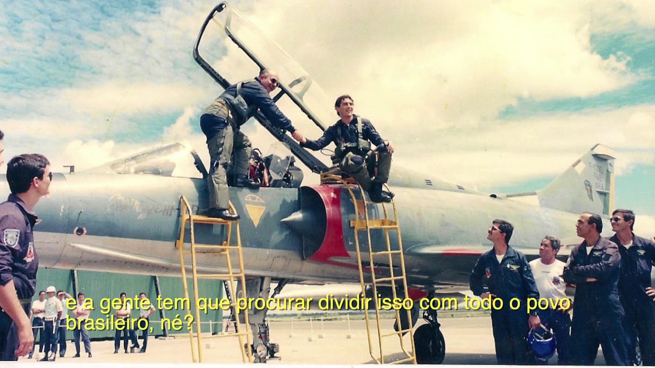 Aeronave de Ayrton Senna é interceptada pela FAB e recebe boas vindas