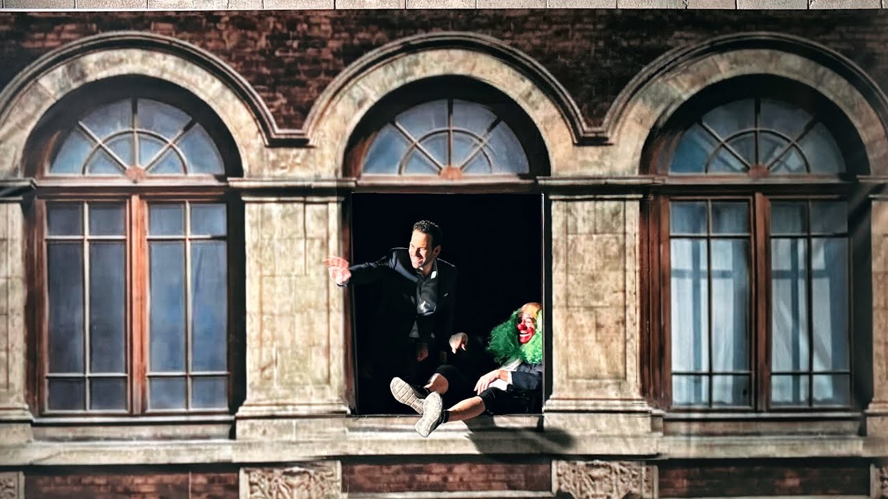 Brozo y Loret detr&aacute;s de la ventana de Palacio Nacional