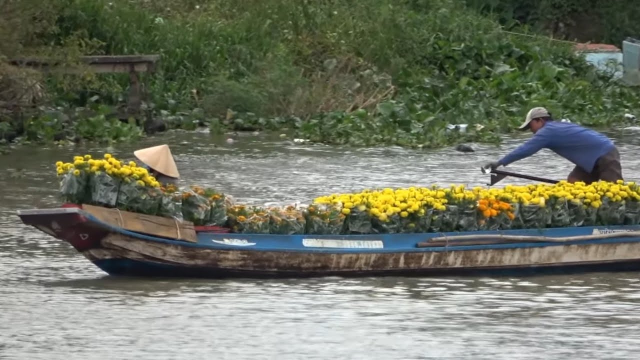 Người dân mua bán làm ăn trên sông ngày cận tết