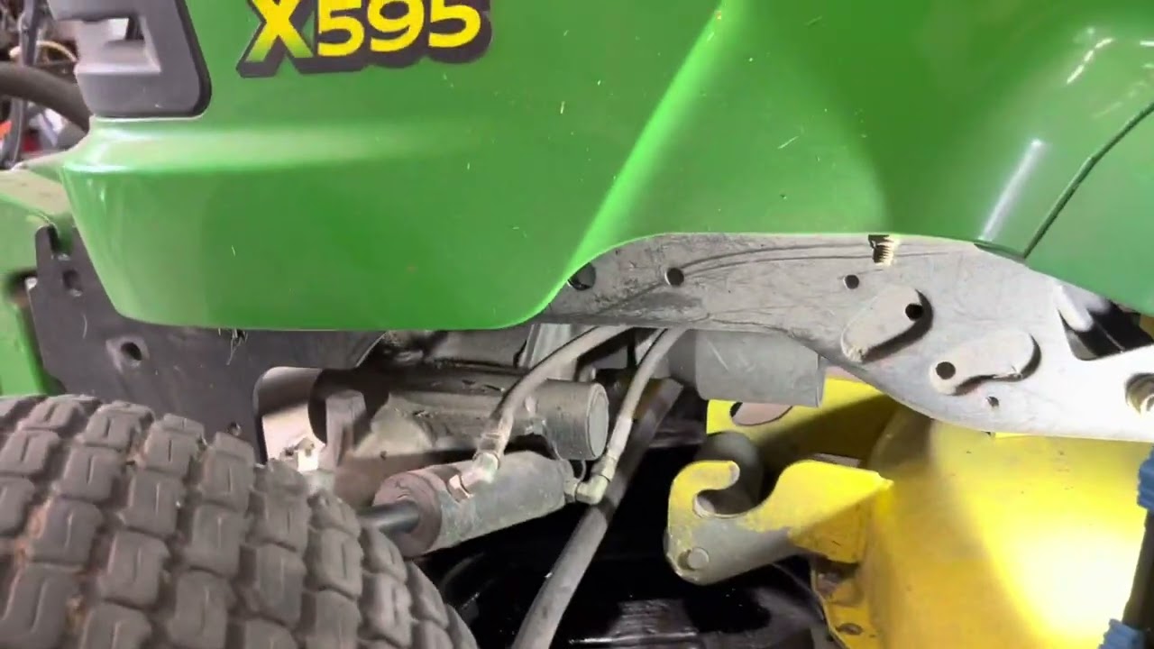 Замена масла и фильтра на тракторе John Deere X595.