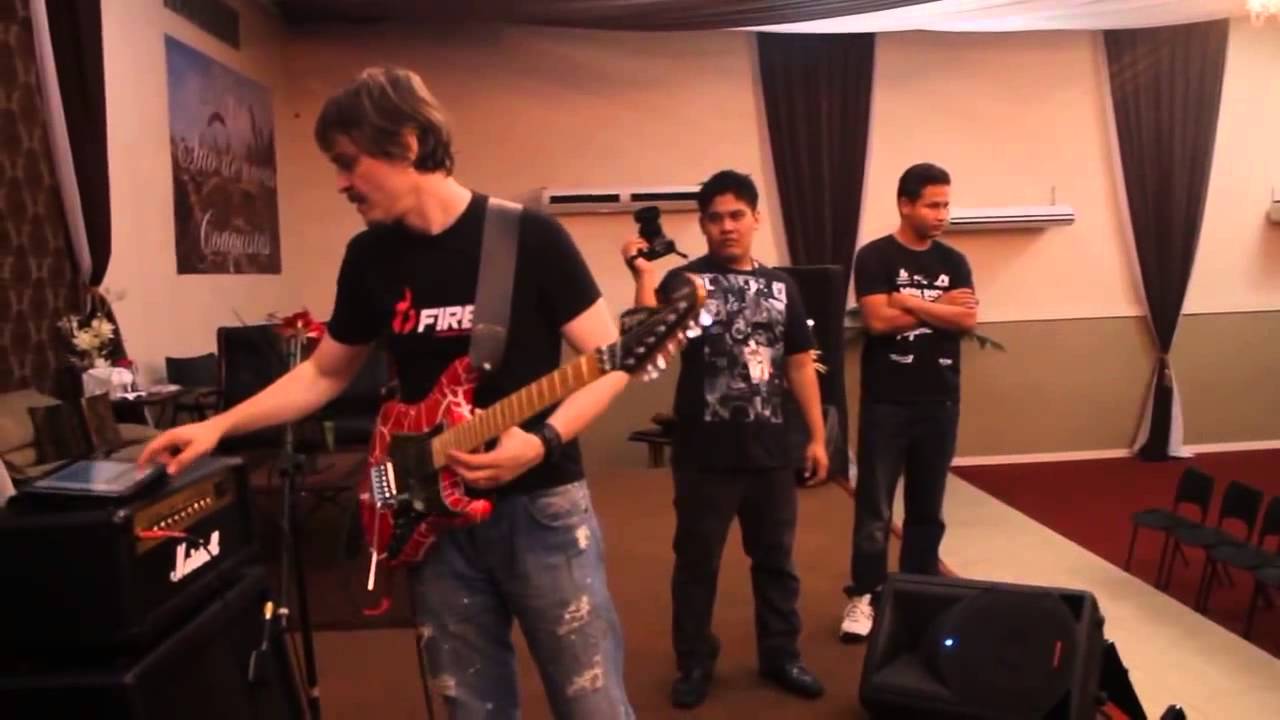 Juninho Afram passando o Som antes do Workshop.