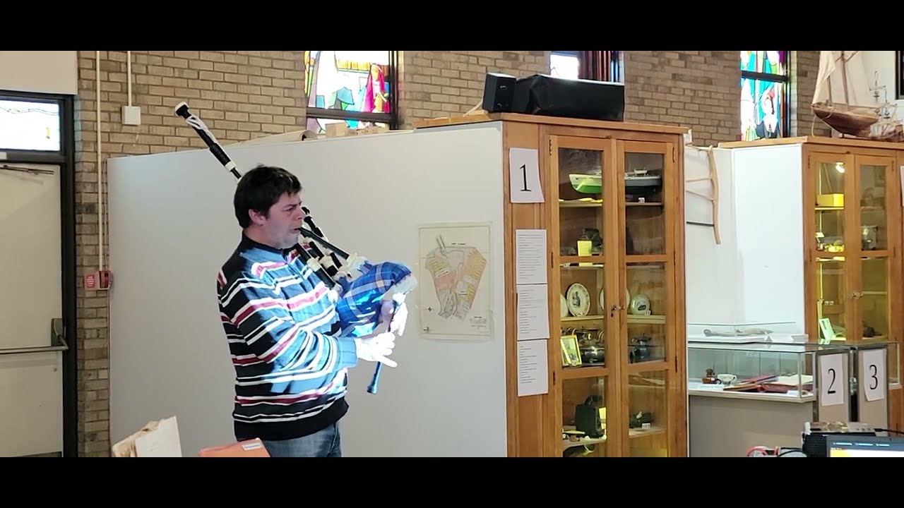 Le cornemuseur Benoît Poulin à la Société d'histoire et de généalogie de Matane