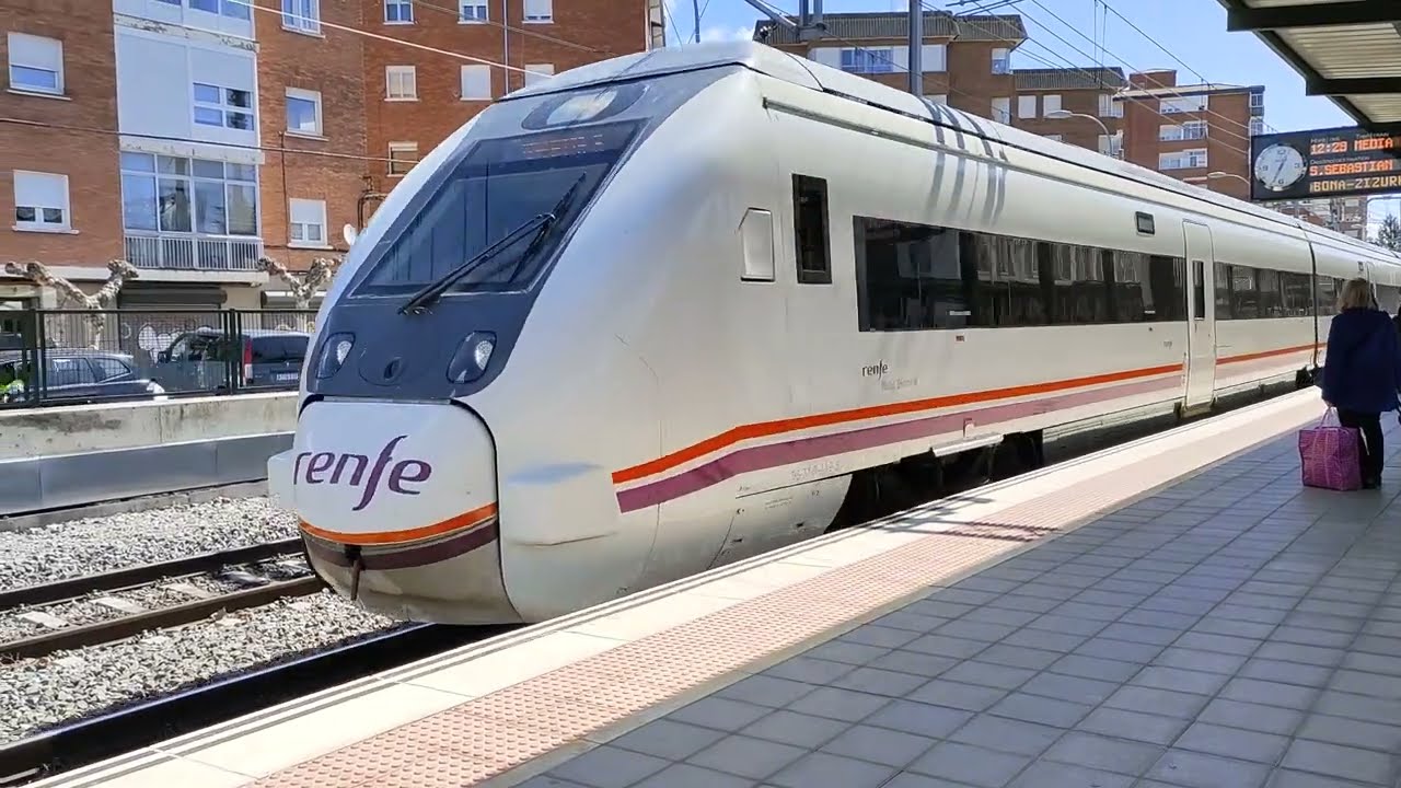 Serie 449 Renfe efectuando entrada en Palencia realizando Media Distancia con destino San Sebasti&aacute;n